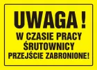 Uwaga! W czasie pracy śrutownicy przejście zabronione - znak, tablica budowlana - OA028