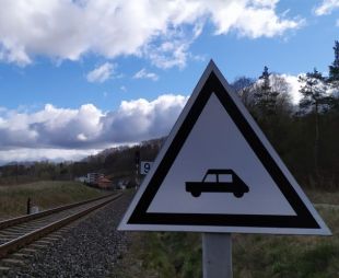 Wskaźnik ostrzegania W6a - znak kolejowy