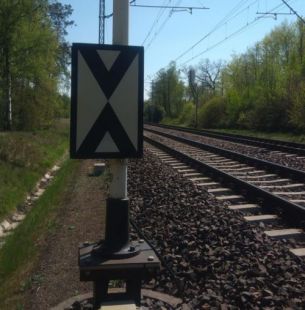 Wskaźnik usytuowania W1 - znak kolejowy