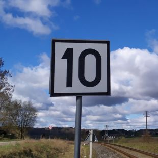 Wskaźnik zmiany prędkości W27a - znak kolejowy