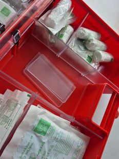 Wyjmowane ścianki apteczki pierwszej pomocy