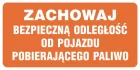 Zachowaj bezpieczną odległość od pojazdu pobierającego paliwo - znak stacje benzynowe - SB012