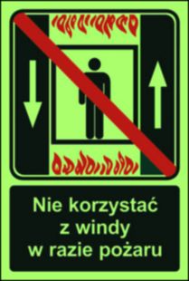 Zakaz korzystania z windy osobowej w razie pożaru - znak ewakuacyjny - AC035