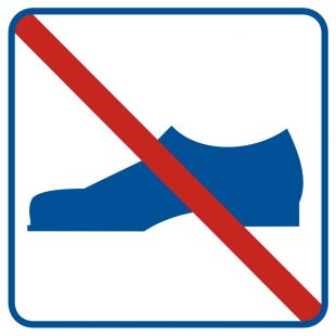 Zakaz używania obuwia - znak informacyjny - RA506