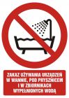 Zakaz używania urządzenia w wannie, pod prysznicem i w zbiornikach wypełnionych wodą - znak bhp zakazujący - GC089