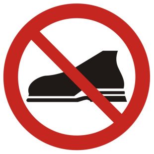 Zakaz wejścia w obuwiu zewnętrznym - znak bhp zakazujący - GB009