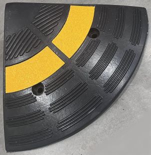 Zakończenie, narożnik gumowego podjazdu pod krawężnik 10cm