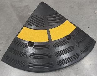 Zakończenie, narożnik gumowego podjazdu pod krawężnik 10cm