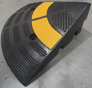 Zakończenie, narożnik gumowego podjazdu pod krawężnik 10cm