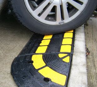 Zakończenie, narożnik gumowego podjazdu pod krawężnik 10cm