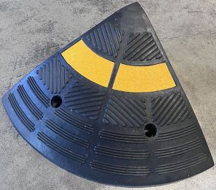 Zakończenie, narożnik gumowego podjazdu pod krawężnik 15cm