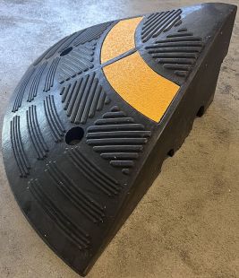 Zakończenie, narożnik gumowego podjazdu pod krawężnik 15cm