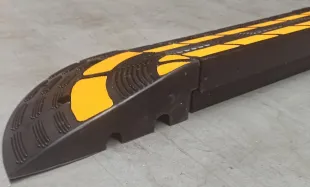 Zakończenie, narożnik gumowego podjazdu pod krawężnik 20cm