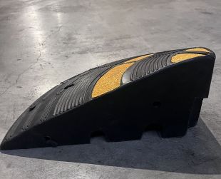 Zakończenie, narożnik gumowego podjazdu pod krawężnik 20cm