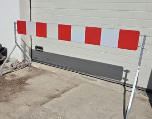 Zapora Drogowa U-20a na haki metalowa na stojakach