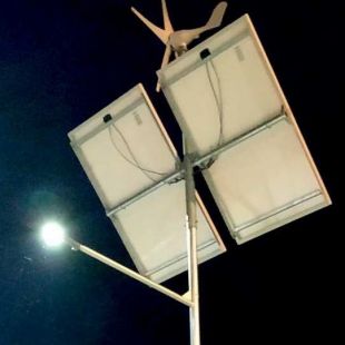 zbliżenie na turbinę wiatrową i panele fotowoltaiczne lampy