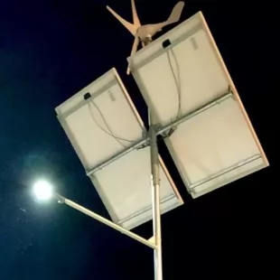 zbliżenie na turbinę wiatrową i panele fotowoltaiczne lampy