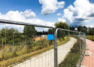 Złączka, klamra spinająca do przęseł płotu metalowego