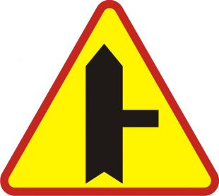 Znak A-6b Skrzyżowanie z drogą podporządkowaną występującą po prawej stronie - drogowy ostrzegawczy