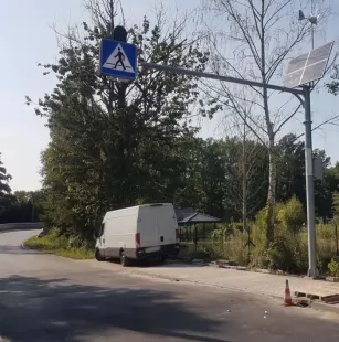 Znak aktywny przejście dla pieszych D-6 z panelem solarnym, z turbiną wiatrową, pylon - dwustronny