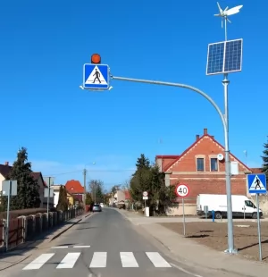 Znak aktywny przejście dla pieszych D-6 z panelem solarnym, z turbiną wiatrową, pylon - dwustronny