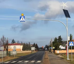 Znak aktywny przejście dla pieszych D-6 z panelem solarnym, z turbiną wiatrową, pylon - dwustronny
