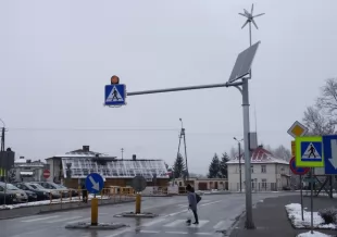 Znak aktywny przejście dla pieszych D-6 z panelem solarnym, z turbiną wiatrową, pylon - dwustronny