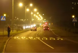 Znak aktywny przejście dla pieszych D-6 z panelem solarnym, z turbiną wiatrową, pylon - dwustronny