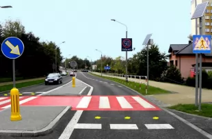 Znak aktywny przejście dla pieszych D-6 z panelem solarnym, z turbiną wiatrową, pylon - dwustronny