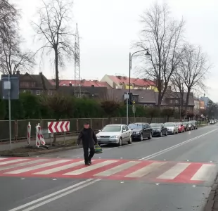 Znak aktywny przejście dla pieszych D-6 z panelem solarnym, z turbiną wiatrową, pylon - dwustronny