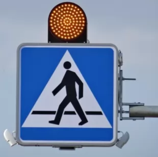 Znak aktywny przejście dla pieszych D-6 z panelem solarnym, z turbiną wiatrową, pylon - dwustronny