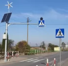 Znak aktywny przejście dla pieszych D-6 z panelem solarnym, z turbiną wiatrową, pylon - dwustronny