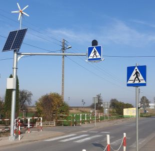 Znak aktywny przejście dla pieszych D-6 z panelem solarnym, z turbiną wiatrową, pylon - dwustronny