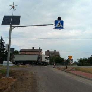 Znak aktywny przejście dla pieszych D-6 z panelem solarnym, z turbiną wiatrową, pylon - dwustronny