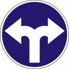Znak C-8 Nakaz jazdy w prawo lub w lewo - drogowy nakazu