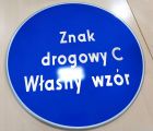 Znak drogowy C - dowolny napis, własna grafika - nakazu