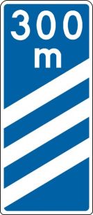 Znak F-14a Znak prowadzący do początku pasa prowadzącego do wyjazdu z autostrady - drogowy uzupełniający