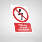 Znak podłogowy, naklejka BHP z opisem - Nie załączać urządzeń elektrycznych