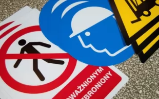 Znak podłogowy, naklejka BHP z opisem - Uwaga! Ruch wózków widłowych