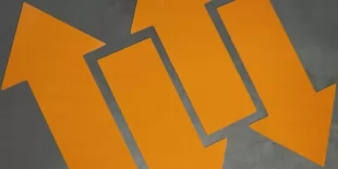 Znak podłogowy, naklejka BHP z opisem - Uwaga! Ruch wózków widłowych