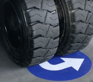 Znak podłogowy, naklejka BHP - Zakaz wjazdu wózkami spalinowymi