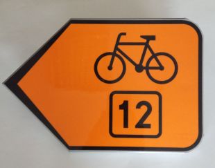 Znak R-4b Zmiana kierunku szlaku rowerowego R-4b - drogowy