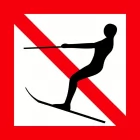 Znak żeglugowy A.14 Zakaz uprawiania narciarstwa wodnego oraz holowania statków powietrznych za statkiem